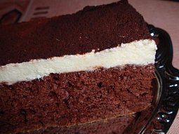 Jogurtovo-kakaový koláč (řezy)