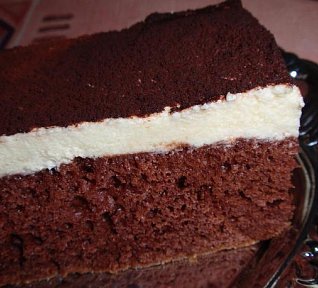 Jogurtovo-kakaový koláč (řezy)