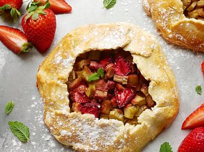 Bezlepková galetka s rebarborou a jahodami