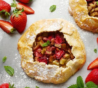 Bezlepková galetka s rebarborou a jahodami