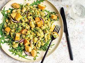 Luštěninový salát s rukolovým pestem a krutony