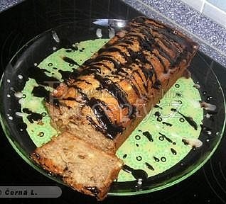 Banánový chlebíček s čokoládovo-cukrovou polevou