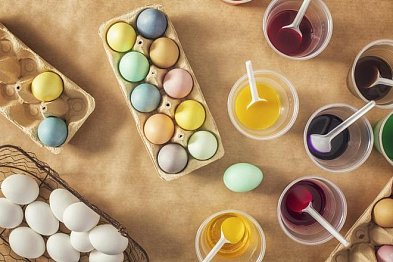 Barvení vajíček bez chemie? Pomůže vám červená řepa, zelí nebo kurkuma!