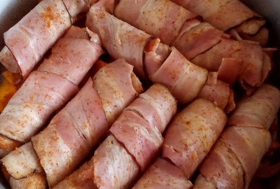 Vinná klobása ve slanině pečená na dýni