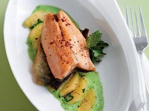 Křupavá ryba s kedlubnou a petrželkovým pyré