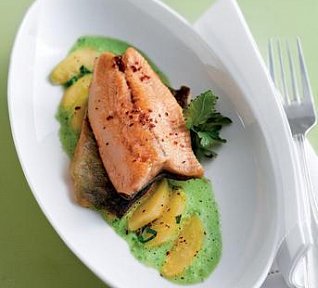 Křupavá ryba s kedlubnou a petrželkovým pyré