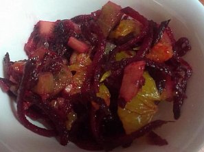 Ovocný salát s červenou řepou