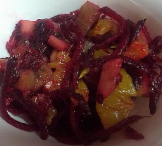 Ovocný salát s červenou řepou