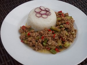 Pikantní vepřové na zázvoru s cuketou