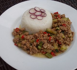 Pikantní vepřové na zázvoru s cuketou