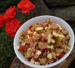 Sojový salát se sýrem a zeleninou