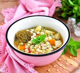 Králičí polévka s drožďovými knedlíčky