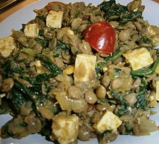 Pákistánská čočka se špenátem, tofu a cherry rajčaty