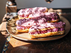 Eklérky s černým rybízem a ruby čokoládou