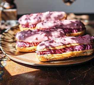 Eklérky s černým rybízem a ruby čokoládou