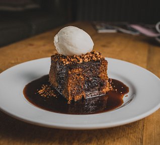 Sticky toffee pudink aneb Datlový koláč s karamelovou omáčkou