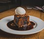 Sticky toffee pudink aneb Datlový koláč s karamelovou omáčkou