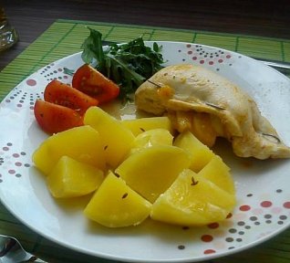 Plněná kuřecí prsa s broskví a feferonkou