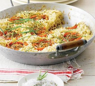 Rýže natural pečená v pánvi s rajčaty