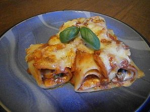 Cannelloni s houbami a rajčatovou omáčkou Cannelloni s houbami a rajčatovou omáčkou
