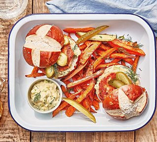 Rybí burger a batátové hranolky