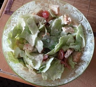 Zeleninový salát s kuřecím masem, krutony a česnekovou zálivkou