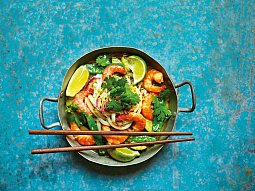 Zelené thajské karí s krevetami a udon nudlemi