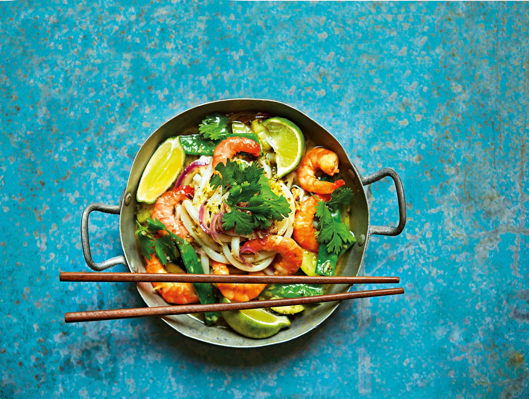 Zelené thajské karí s krevetami a udon nudlemi photo-0
