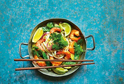 Zelené thajské karí s krevetami a udon nudlemi