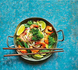 Zelené thajské karí s krevetami a udon nudlemi