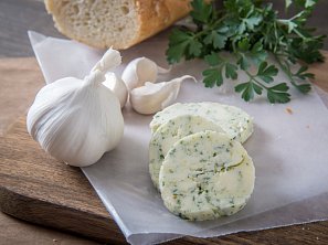 Jednoduché česnekové máslo