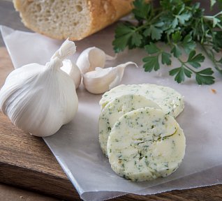 Jednoduché česnekové máslo