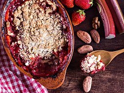 Mandlový crumble s rebarborou