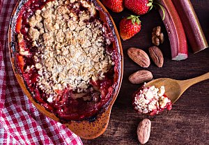 Mandlový crumble s rebarborou