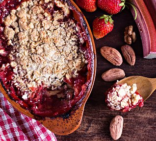 Mandlový crumble s rebarborou