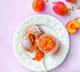 Meruňkový džem s mandlemi