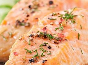 Restovaný losos se šťouchanými brambory a tvarohovým dipem