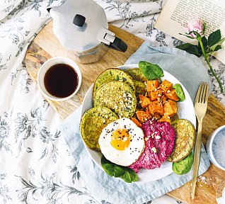 Špenátové lívance s hummusem, batáty a vejcem