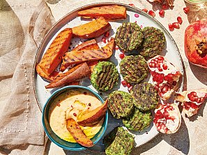 Hráškový falafel s pečenými batáty