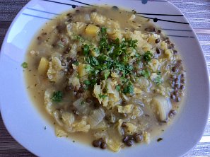 Kapustová polévka s tmavou drobrozrnnnou zelenou čočkou