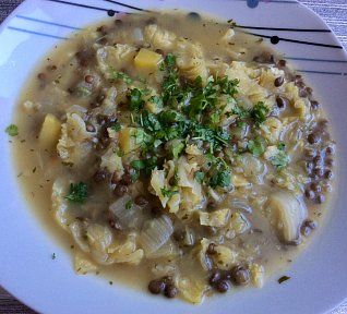 Kapustová polévka s tmavou drobrozrnnnou zelenou čočkou