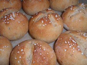 Bulky z chleba se semínky a ořechy