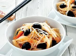 Rýžové nudle s olivami