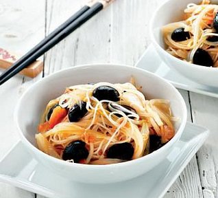 Rýžové nudle s olivami