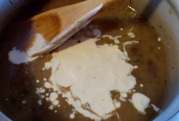 Vydatná fazolová polévka se zakysankou