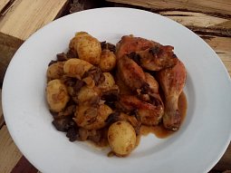 Pečené houbové kuře s bramborem