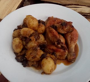 Pečené houbové kuře s bramborem