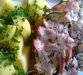 Maso zapékané s cuketou a nivou