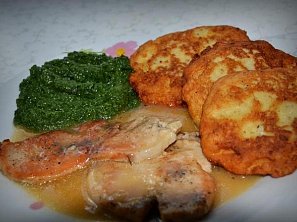 Kotleta s bramborovými plackami a špenátem