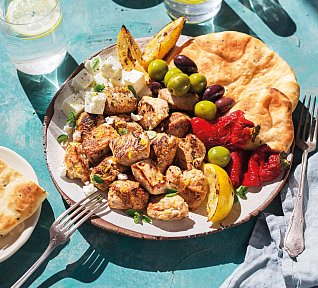 Kuřecí shawarma s pikantním hummusem a marinovanou cibulí